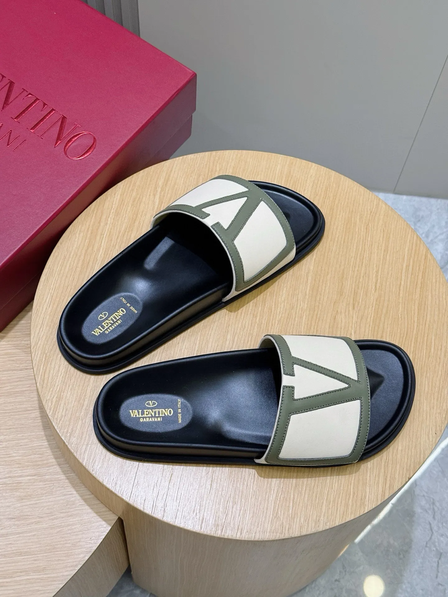 [VALENTINO] Top P: 540💰 Size: 39-44 (customized at 38.45) 🆕2025VLT — Valentino’s latest summer men’s slippers. The use of imported cowhide elements on slippers has been sublimated! It is worthy of recognition both visually and in terms of quality. Excellent quality, comfortable and durable! The embellishment of the perforated V hardware on the toe adds a sense of fashion! Cowhide feet
